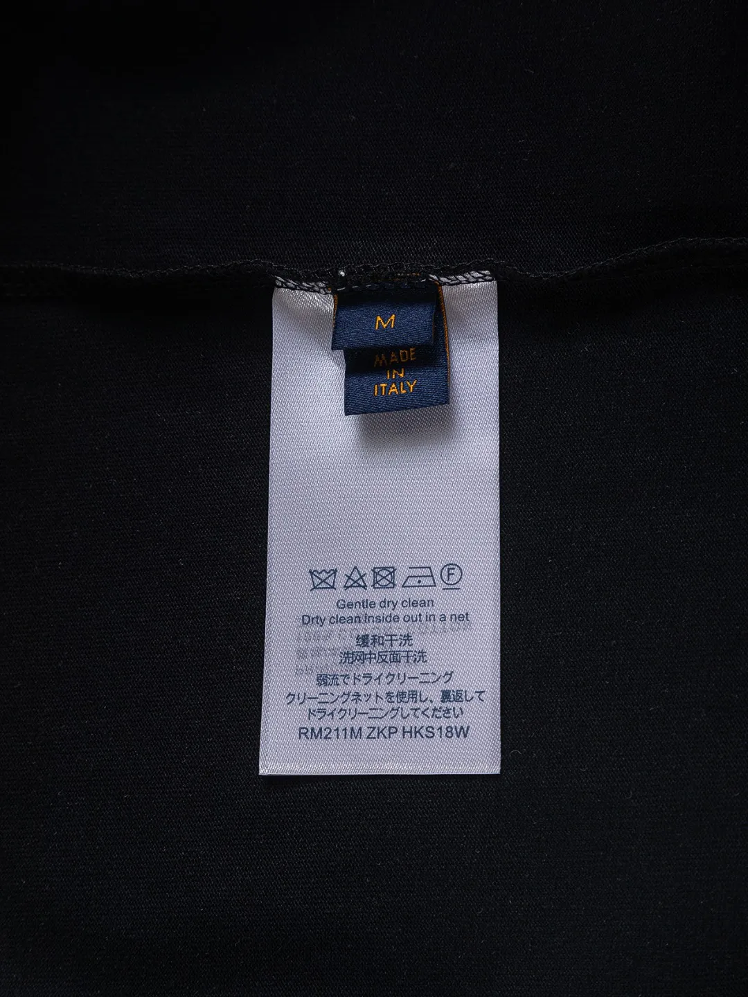 🅿️210 Louis Vuitton 1V micro wide version S-XL 25SS LV new product counter catwalk style with flying dinosaur letters on the chest🪡 embroidered logo, same style for men and women! Short-sleeves are not the same as the general public, but must be unique and eye-catching. This LV short-sleeves is all about quality, comfort, consistent style, fashion, including fabrics and cutting techniques, all of which have been made with great effort! 320 grams of washed pure cotton fabric, pure cotton is breathable, very refreshing and comfortable for daily wear. The rib knitting on the neckline is smooth and tight, and the neckline will not be skewed if you toss it at will. The loose version, you will find that it looks really good on the upper body. The overall is minimalist and neat, super versatile for daily use! Pair it casually with a pair of pants for a youthful look. A T-shirt will make your outfit crazy. It is a fashionable item that can never go wrong! Color: Black White Size: S-XL Size chart: S: Shoulder width 50-Bust 54-Length 70 M: Shoulder width 52-Bust 56.5-Length 72 L: Shoulder width 54-Bust 59-Length 74 XL: Shoulder width 56-Bust 61.5-Length 76